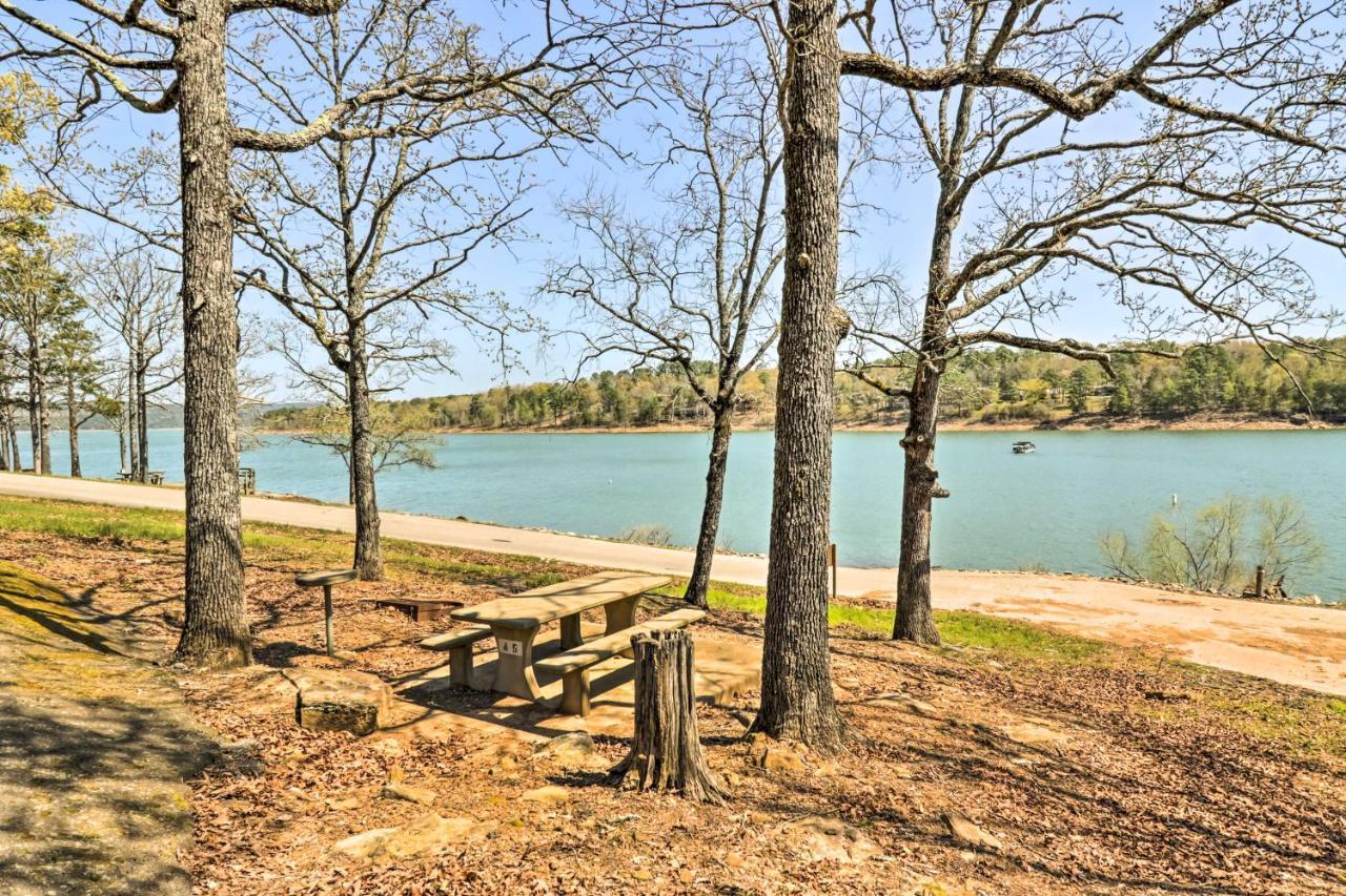 Charming Home With Porch Walk To Greers Ferry Lake! Fairfield Bay Eksteriør billede